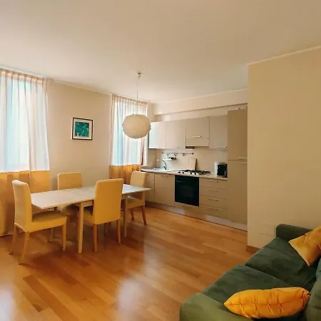 Elegant In The Center تْشيفيتانوفا ماركي