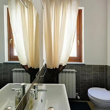 Elegant In The Center *